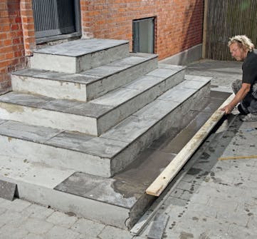 Klinker trappa: Till det nedersta steget använder vi en lång, rak bräda Klinker trappa: Till det nedersta steget använder vi en lång, rak bräda